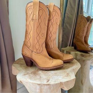 Vintage Frye Heeled Leather Cowboy Western Boots in Caramel Tan - 5.5